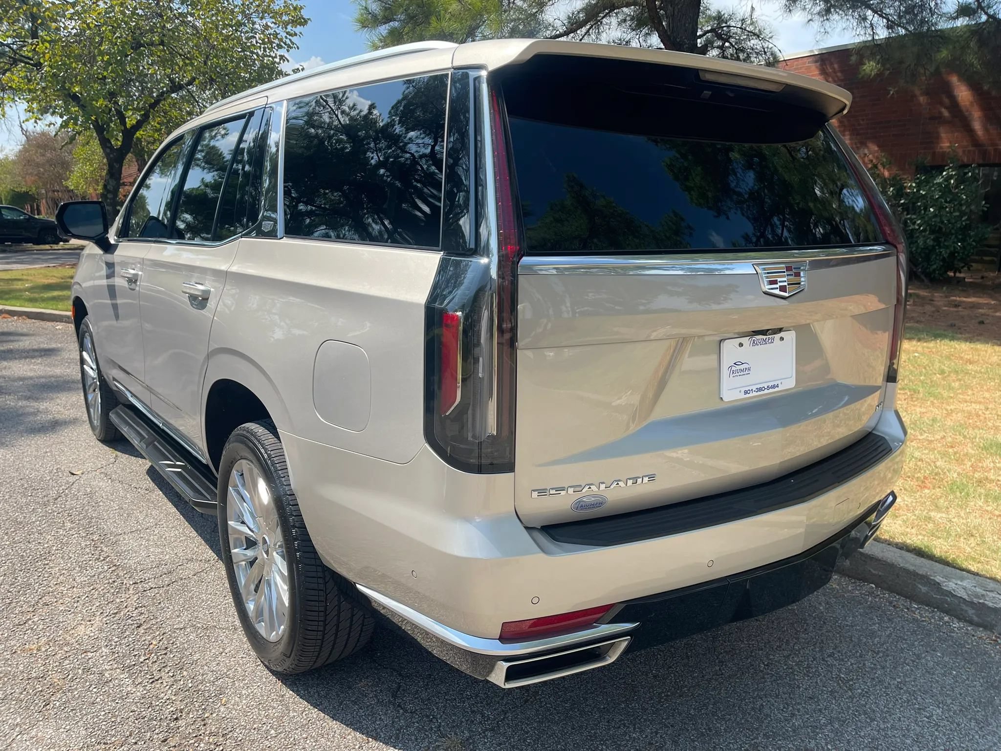 Used 2023 Cadillac Escalade Premium Luxury AWD/4WD image 3