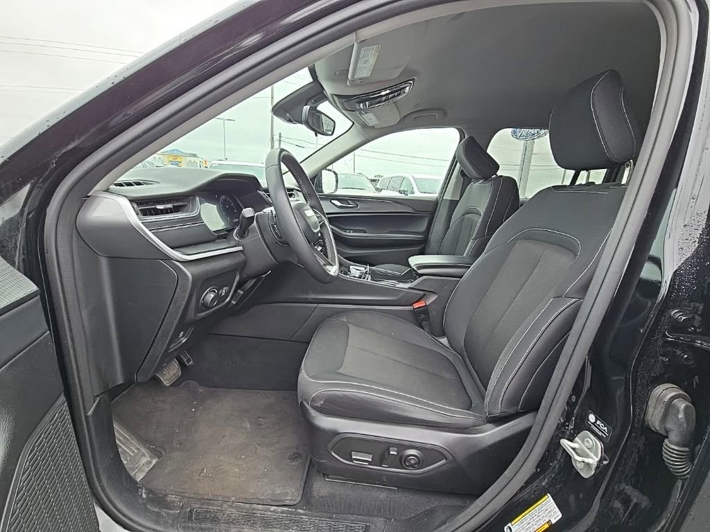 Used 2024 Jeep Grand Cherokee Laredo AWD/4WD image 9