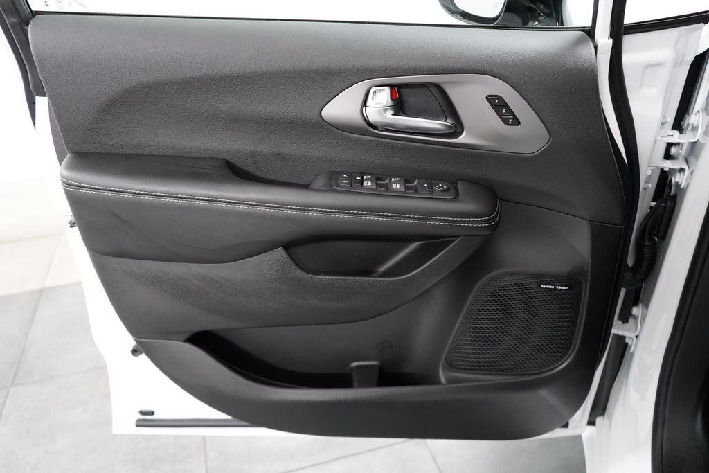 New 2027 Chrysler Pacifica Limited w/ S Appearance Package AWD/4WD image 19