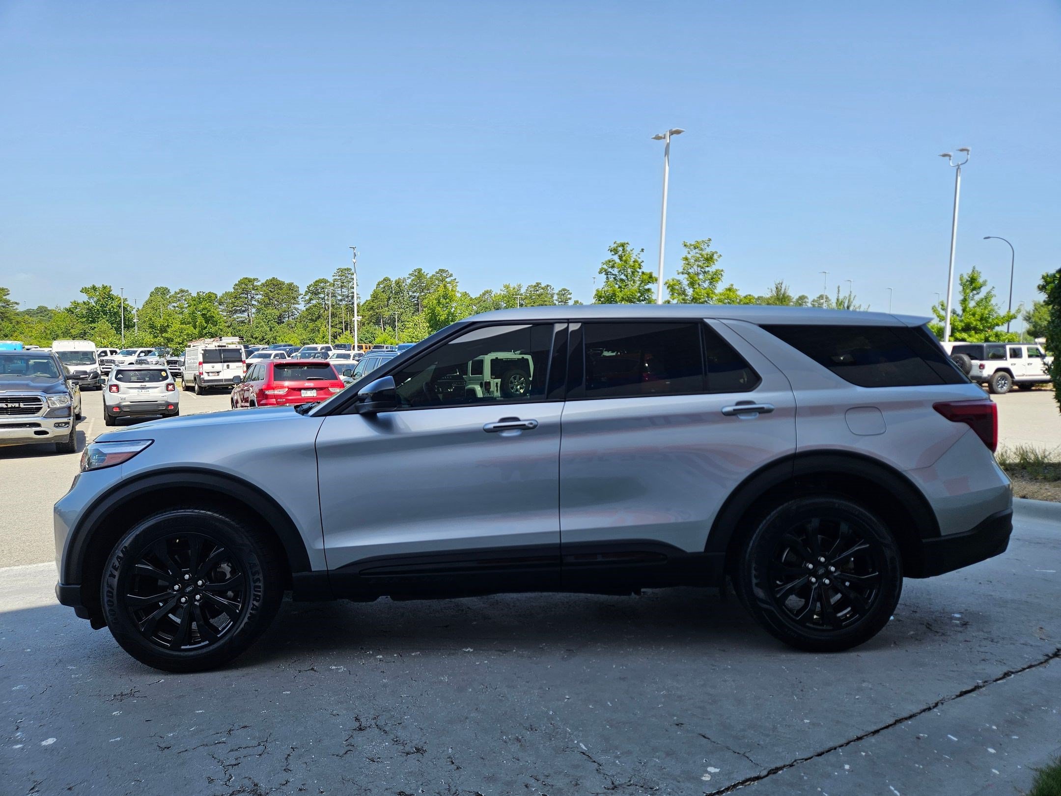 Used 2022 Ford Explorer ST AWD/4WD image 4