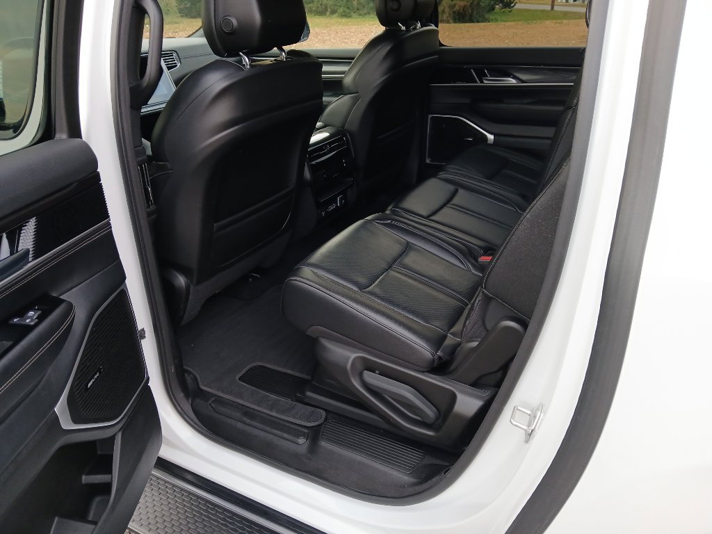 Used 2024 Jeep Wagoneer L Base image 26