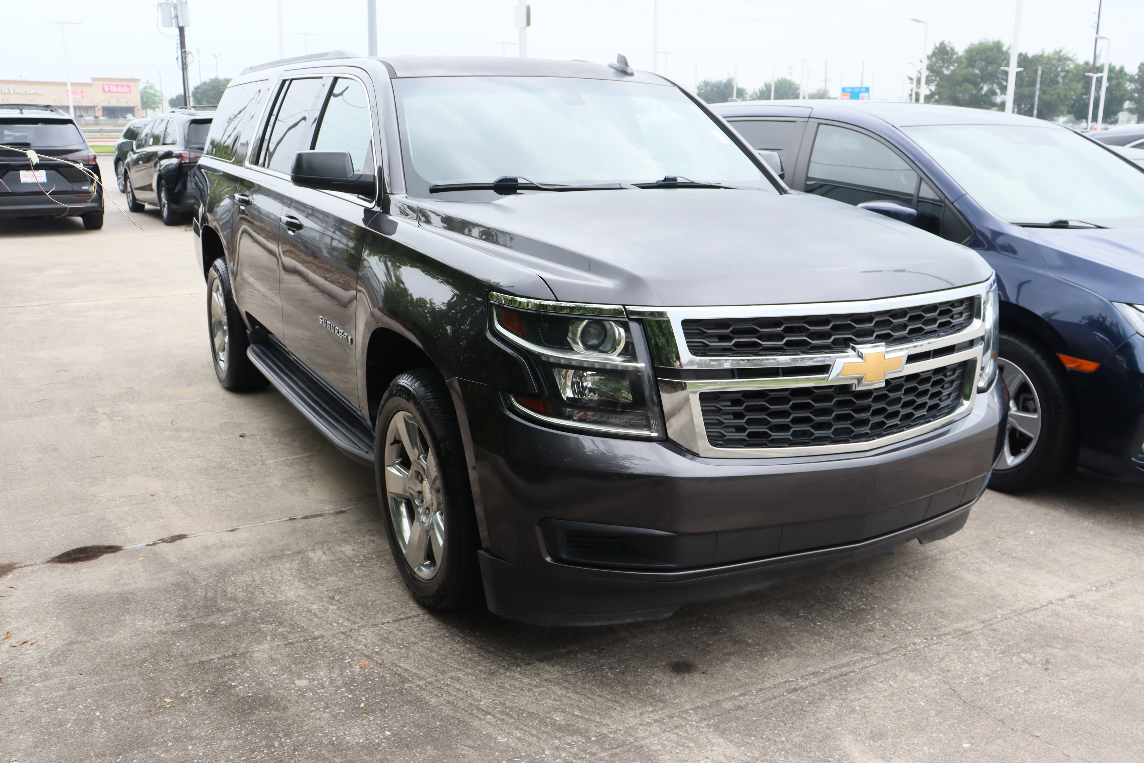 Used 2017 Chevrolet Suburban LS RWD image 2