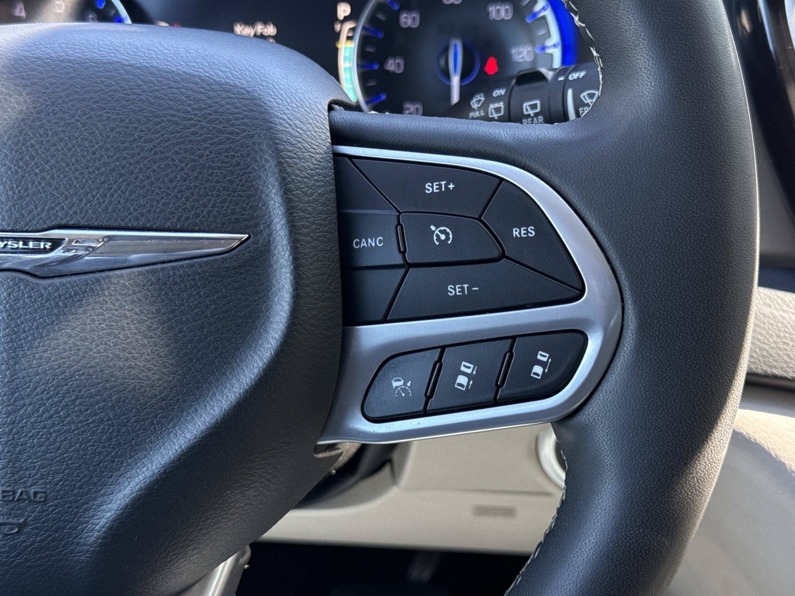 Used 2024 Chrysler Pacifica Touring-L FWD image 14