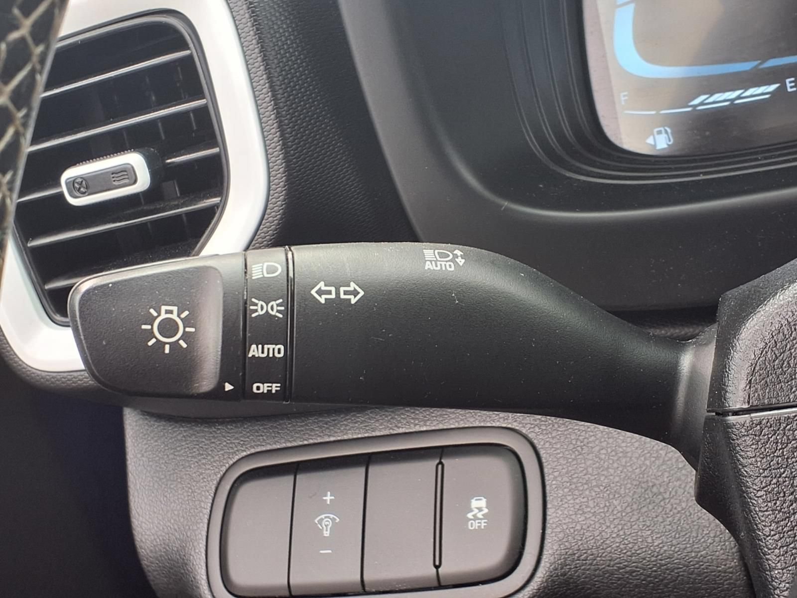 Used 2024 Hyundai Venue Limited FWD image 13