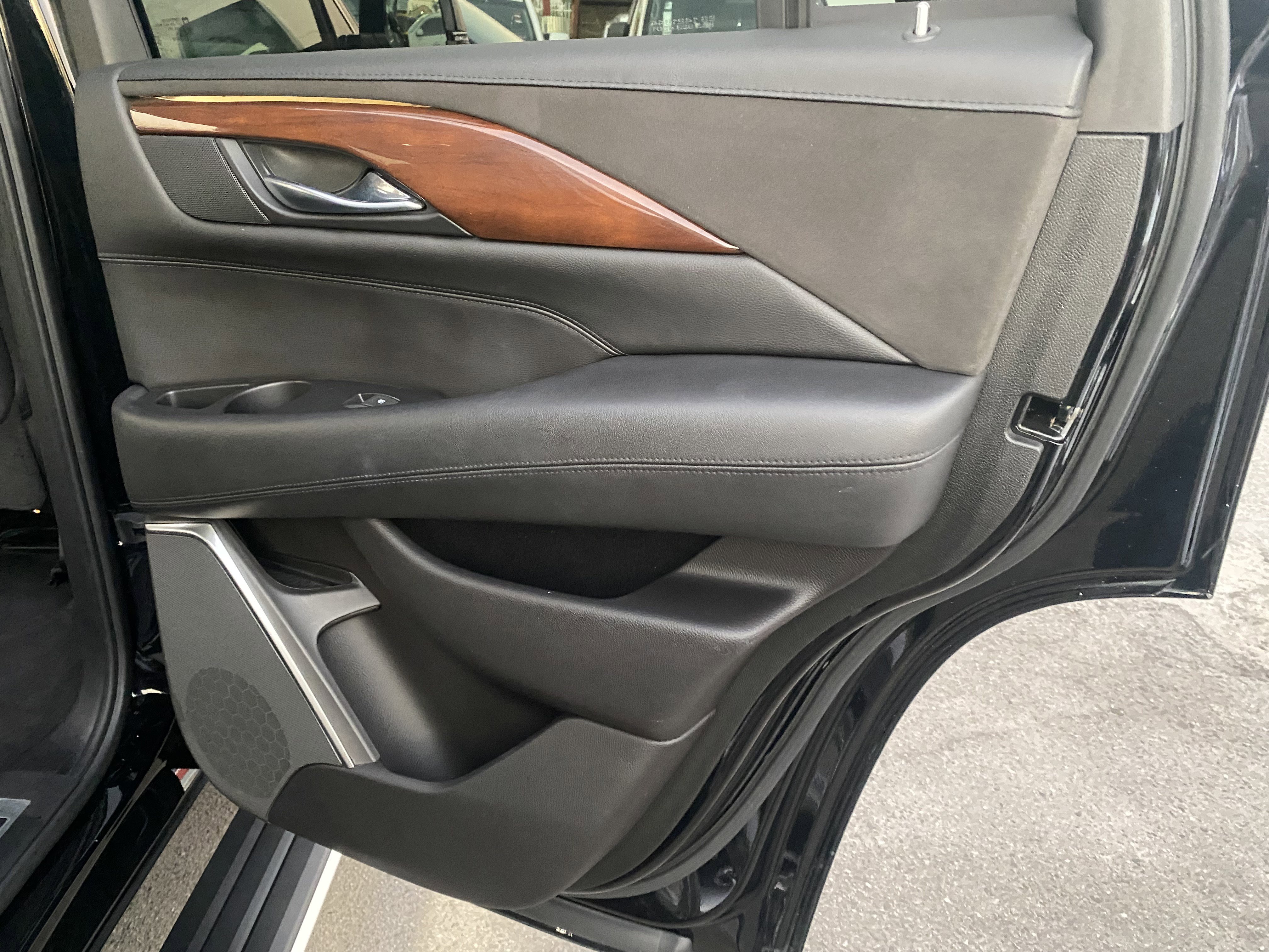 Used 2018 Cadillac Escalade Premium Luxury image 19