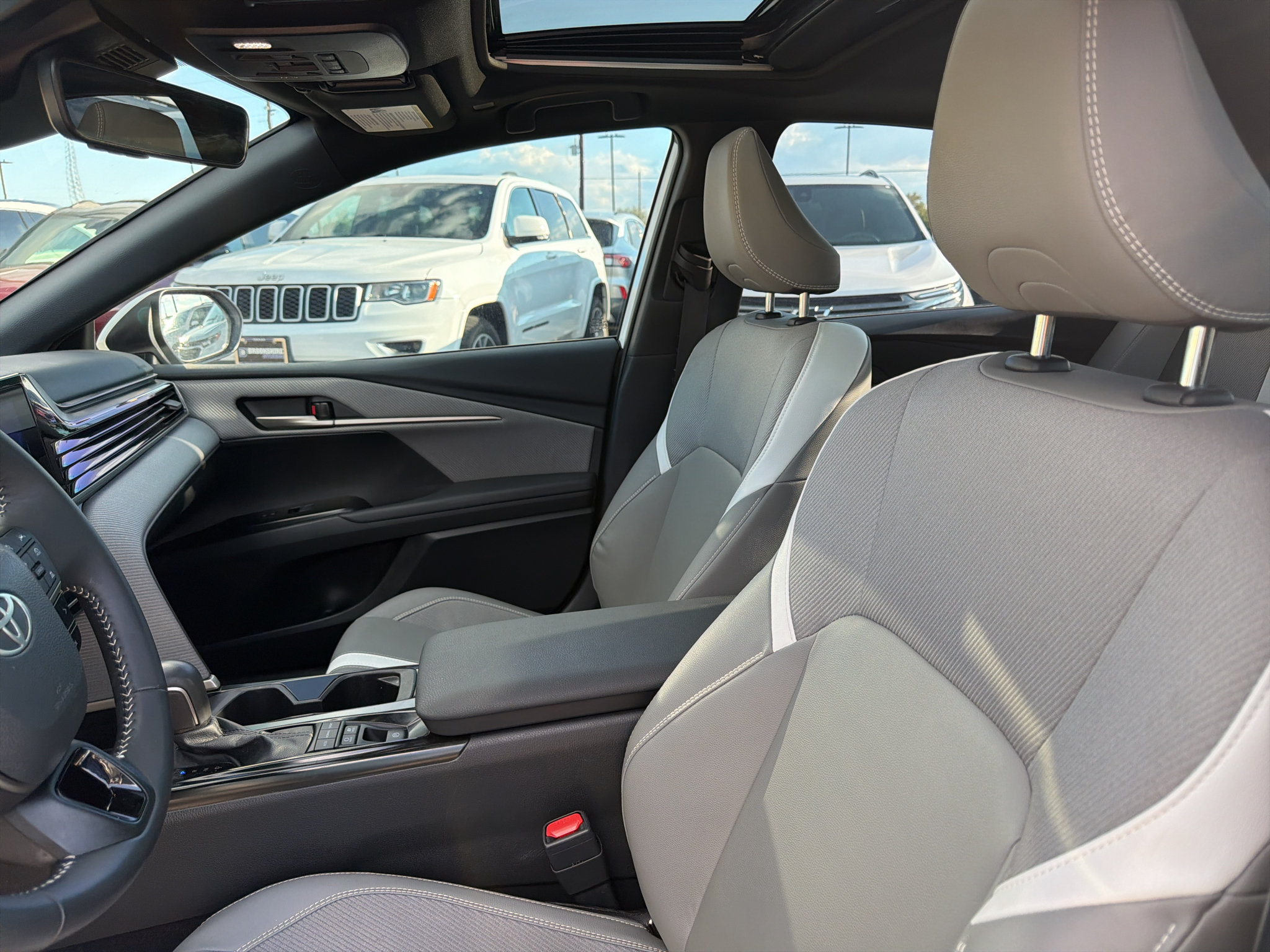 Used 2025 Toyota Camry SE w/ Convenience Package FWD image 30