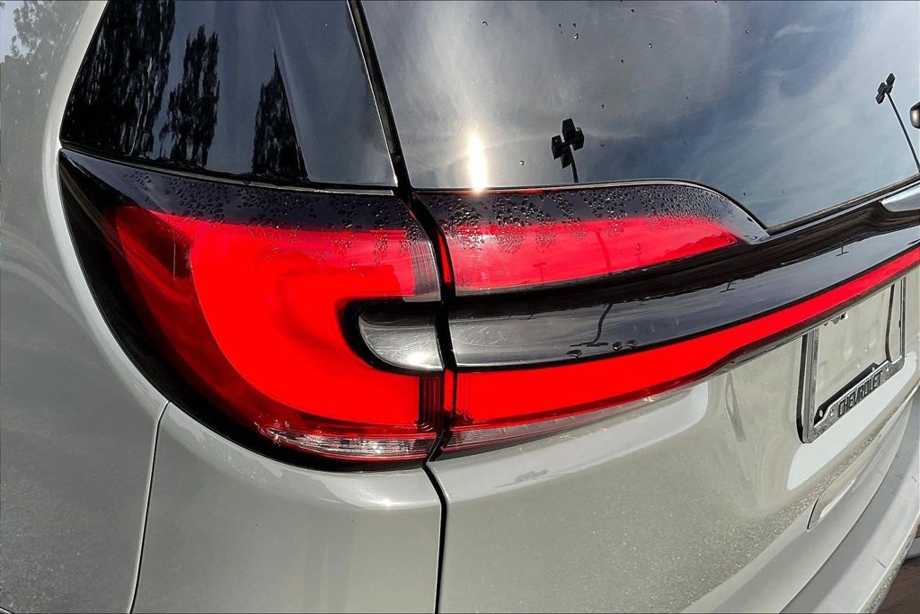 Used 2023 Chrysler Pacifica Touring-L FWD image 26