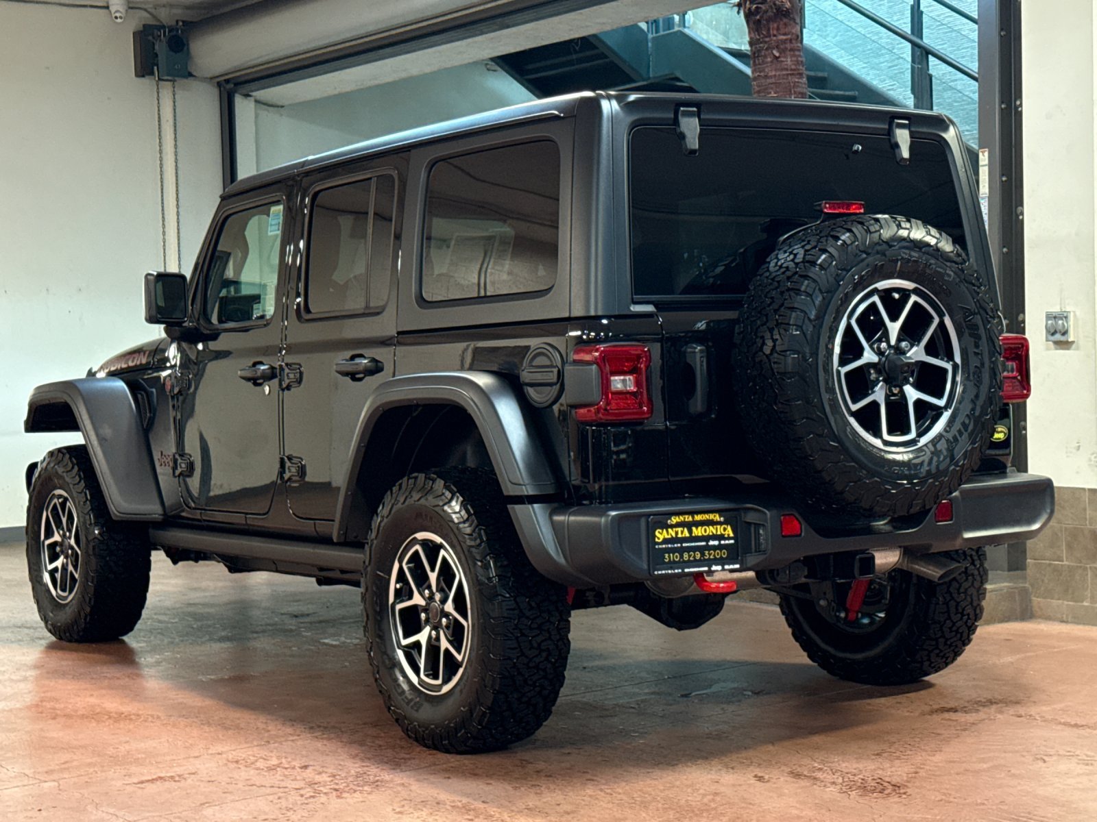 Used 2024 Jeep Wrangler Unlimited Rubicon w/ Convenience Group AWD/4WD image 3