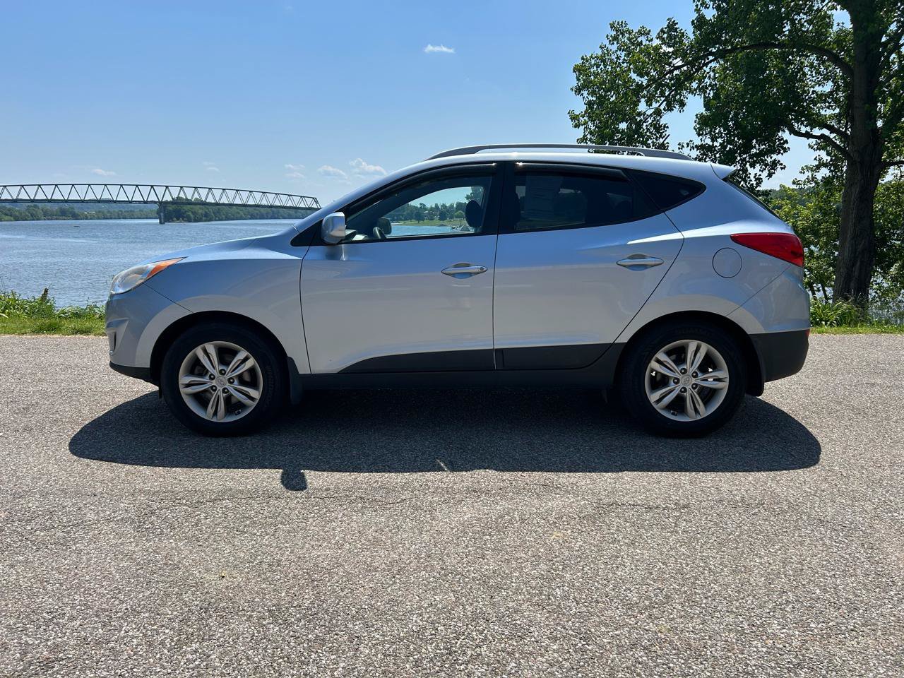 Used 2011 Hyundai Tucson GLS AWD/4WD image 2