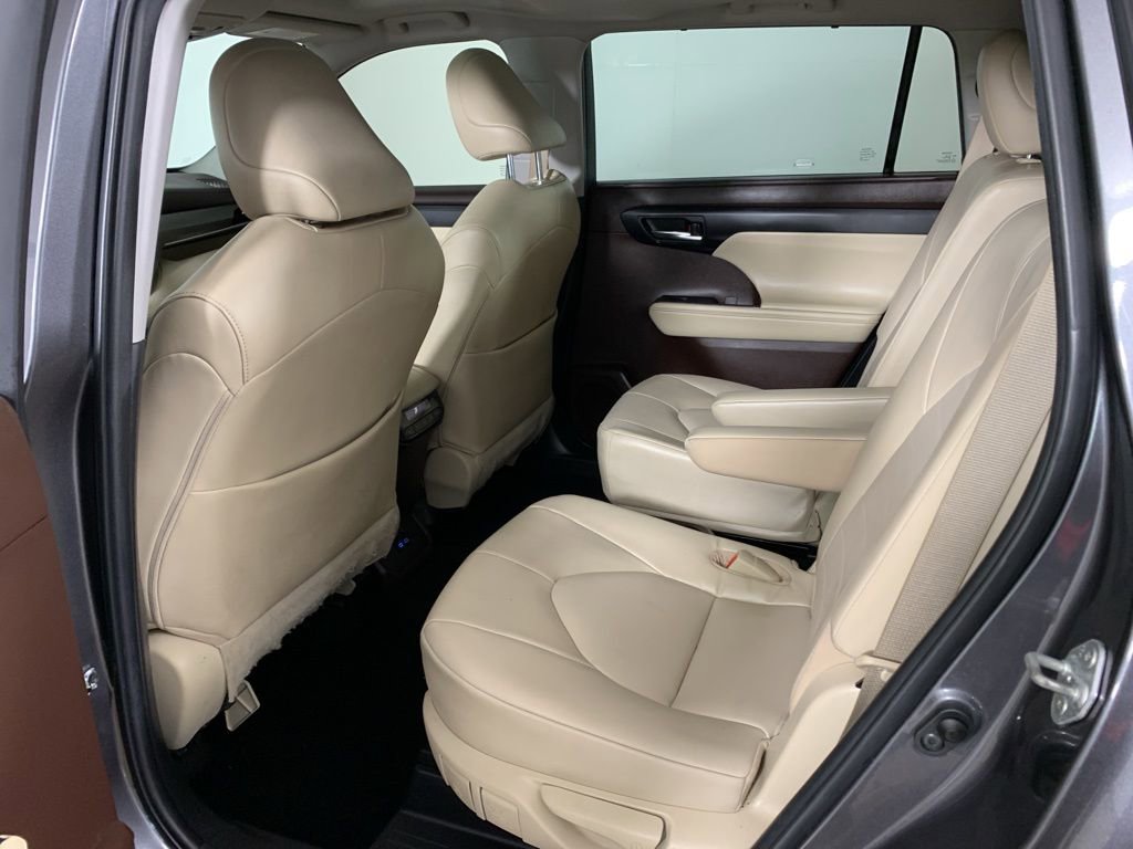 Used 2022 Toyota Highlander XLE FWD image 33