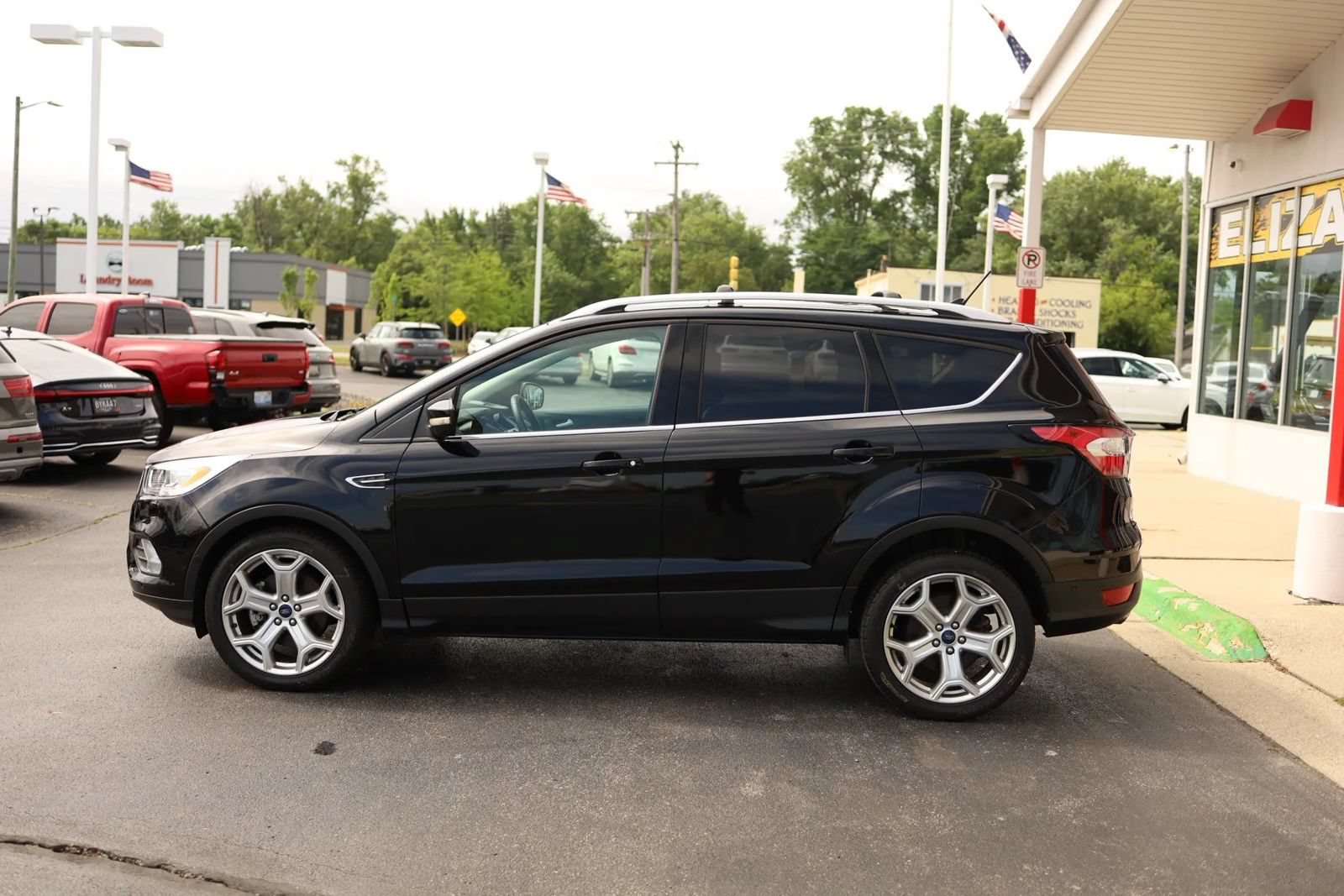 Used 2018 Ford Escape Titanium w/ Ford Safe & Smart Package FWD image 8