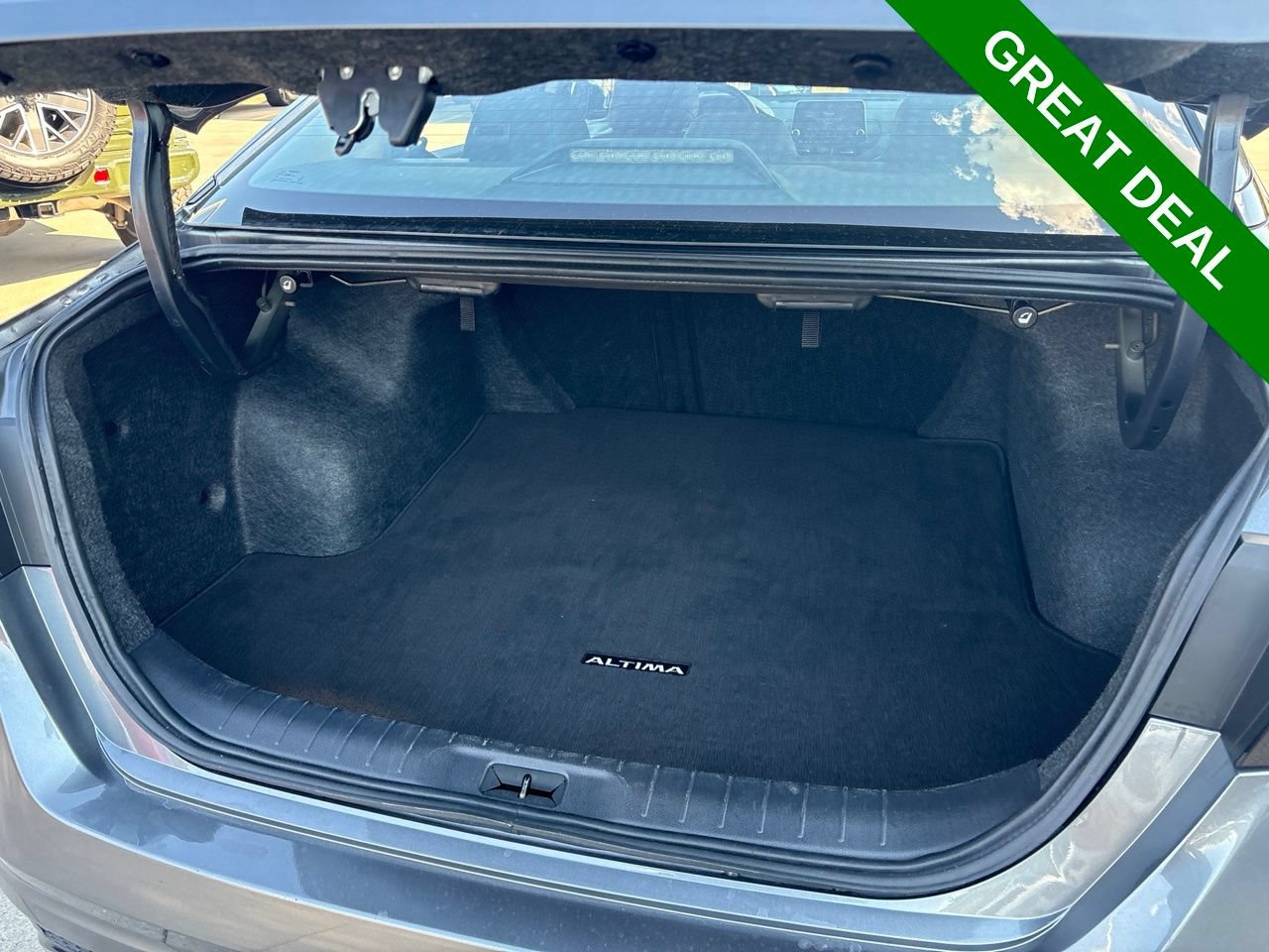 Used 2025 Nissan Altima 2.5 SR FWD image 9