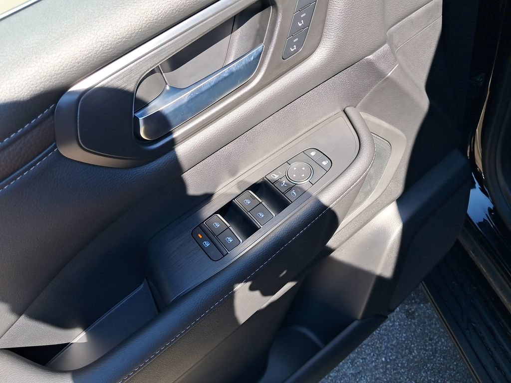 New 2026 Nissan Armada SL w/ Captain's Chari Seat Package AWD/4WD image 12
