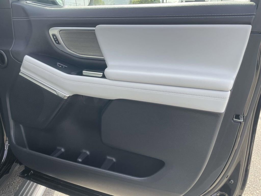 Certified 2025 Ford Expedition Platinum image 32