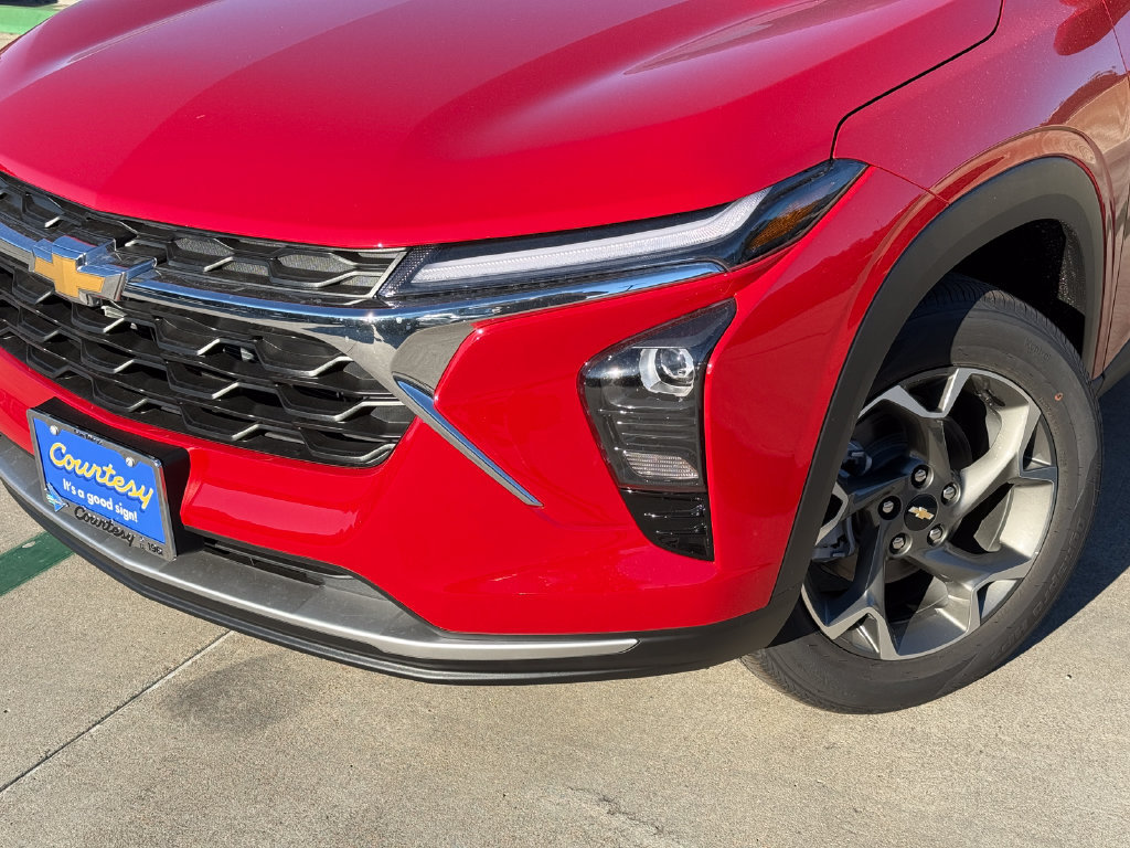 New 2026 Chevrolet Trax LT w/ LT Convenience Package FWD image 3
