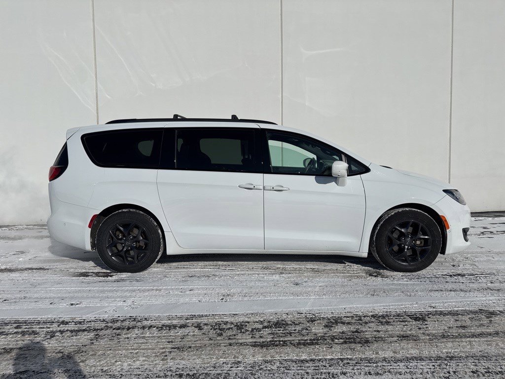 Used 2019 Chrysler Pacifica Touring-L Plus w/ Advanced Safetytec Group image 2