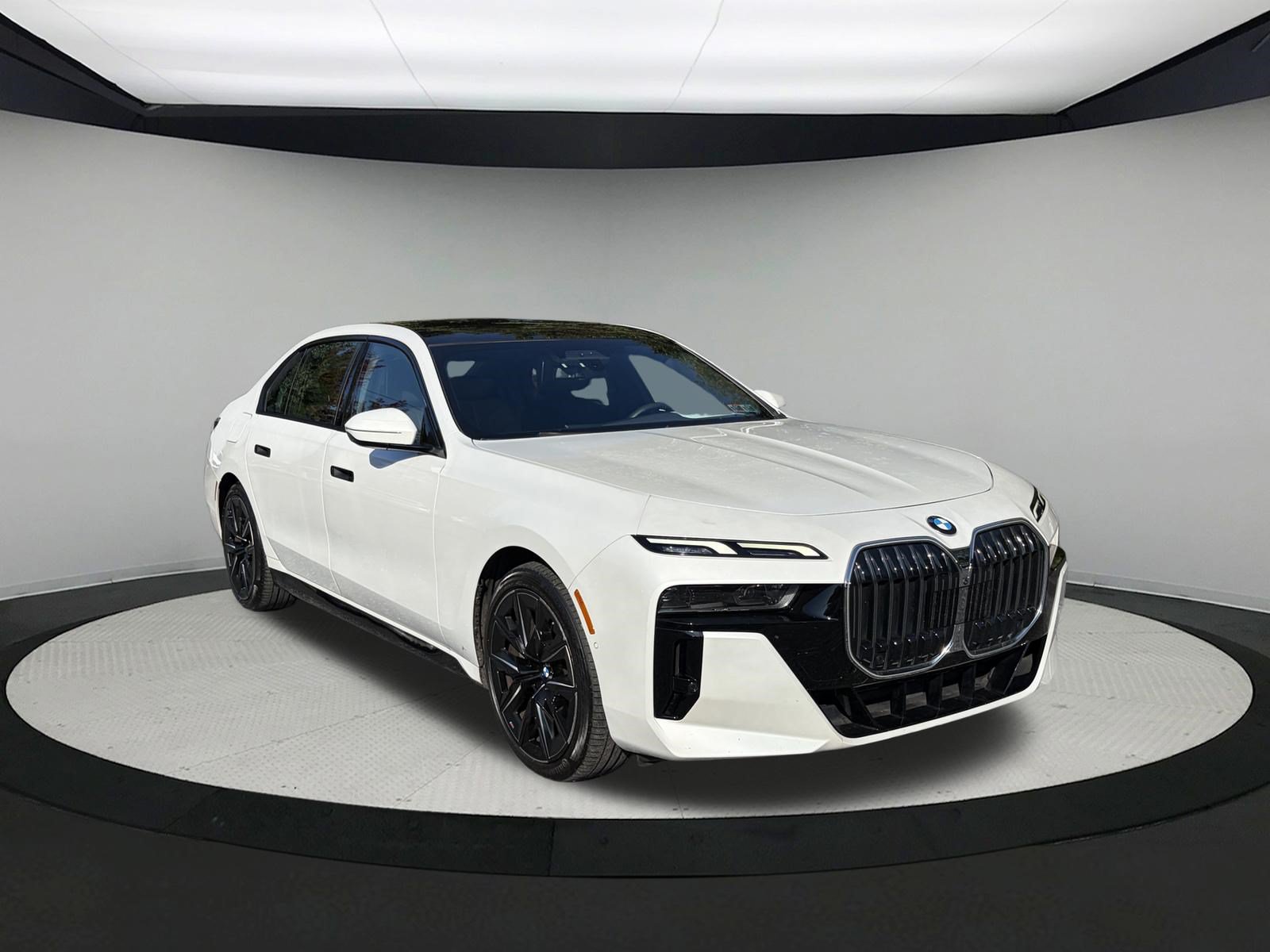 Used 2023 BMW 760i xDrive AWD/4WD image 3
