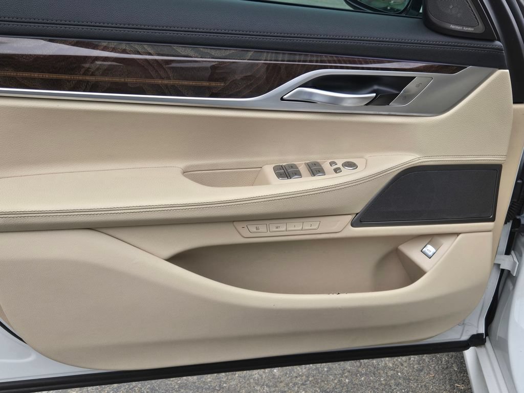Used 2021 BMW 740i w/ M Sport Package RWD image 10