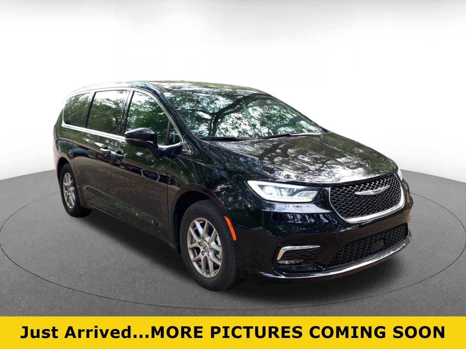 Used 2024 Chrysler Pacifica Touring-L image 1