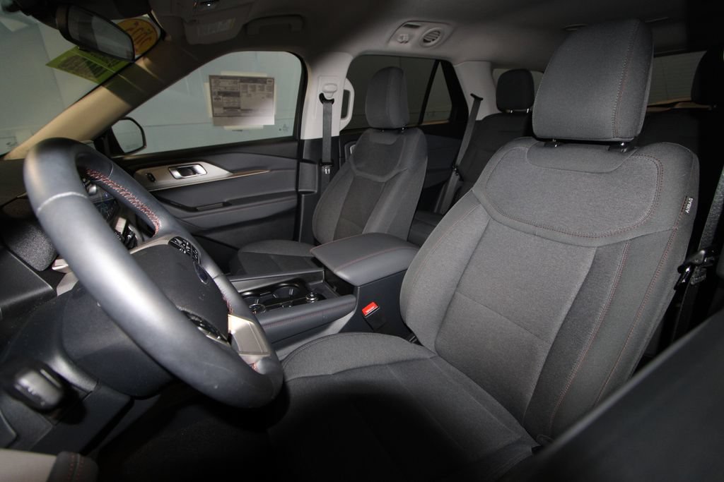 Used 2025 Ford Explorer Active AWD/4WD image 4