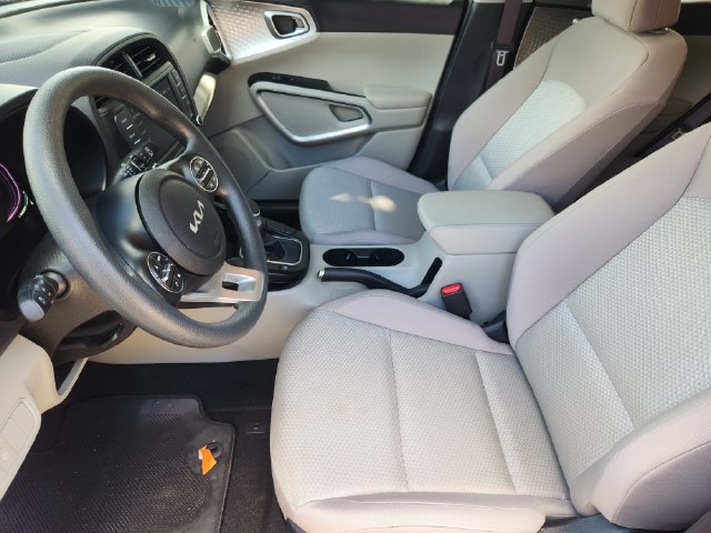 Used 2025 Kia Soul LX w/ LX Technology Package FWD image 4