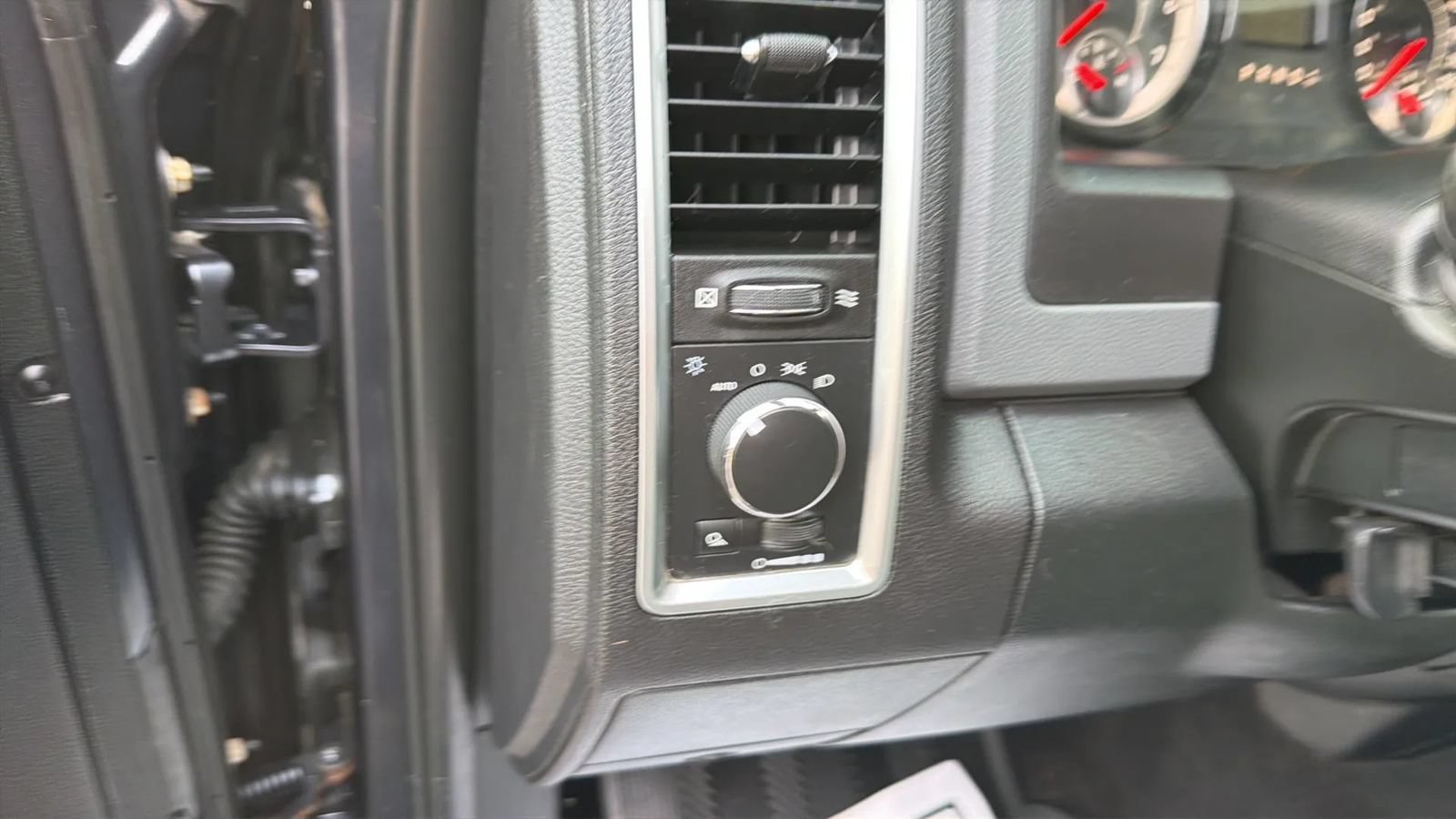 Used 2018 RAM 1500 Classic SLT AWD/4WD image 22