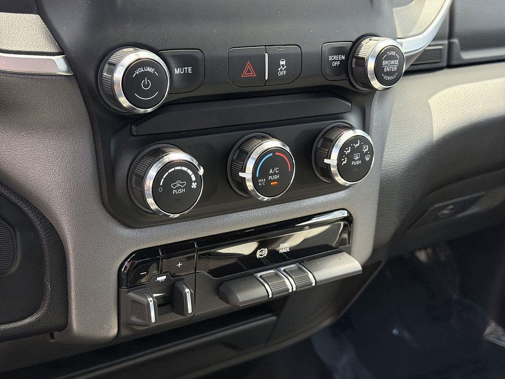Used 2024 RAM 3500 Big Horn AWD/4WD image 38