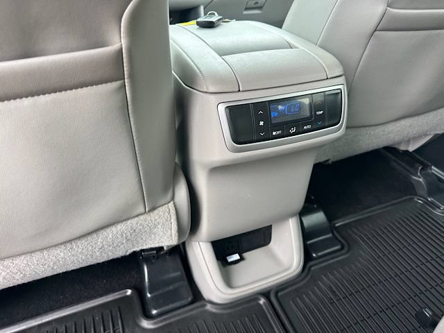 Used 2016 Toyota Highlander Limited w/ Four Season Floor Mat Package AWD/4WD image 26