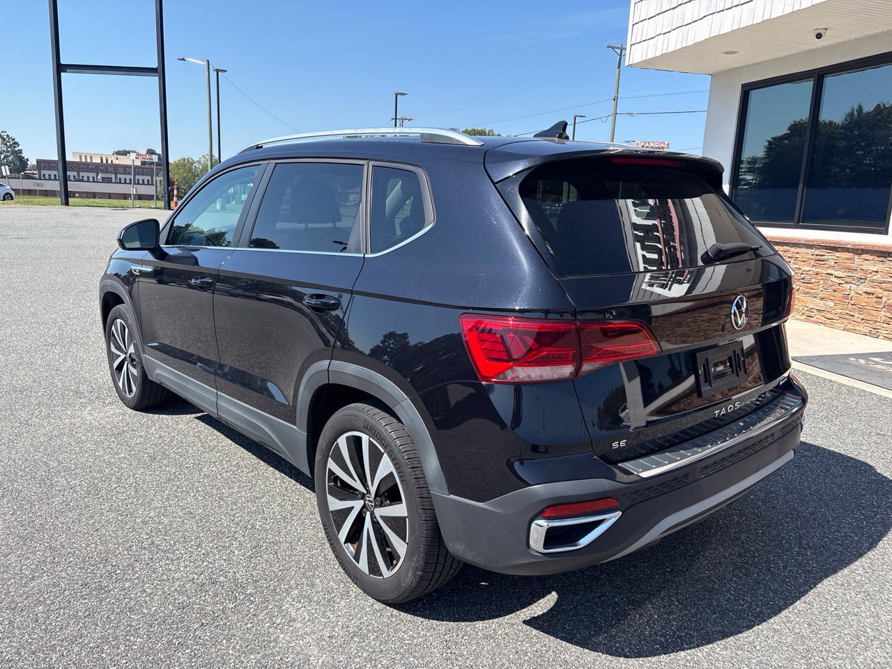 Used 2023 Volkswagen Taos SE w/ Panoramic Sunroof Package AWD/4WD image 7