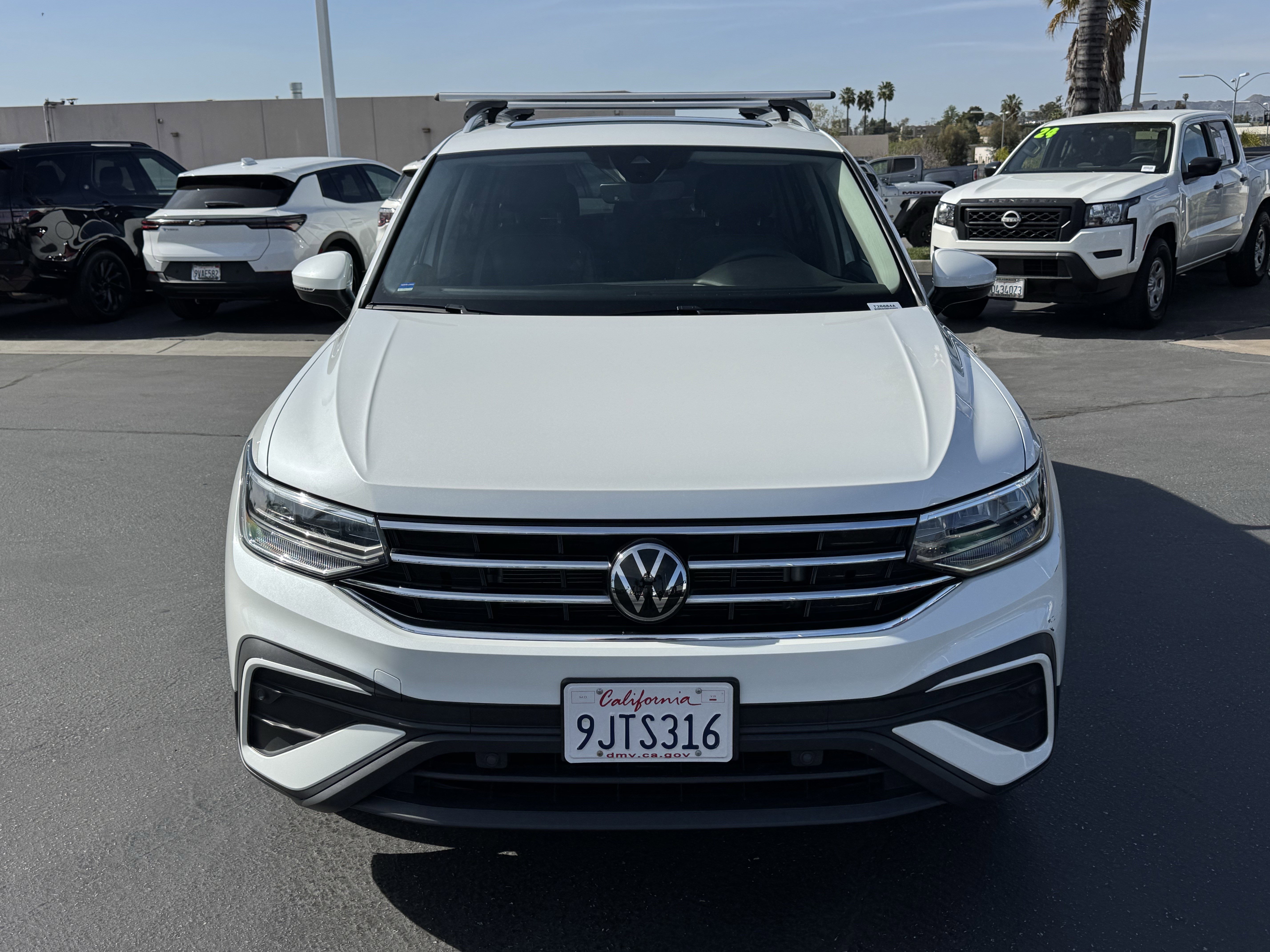 Certified 2023 Volkswagen Tiguan SE w/ Panoramic Sunroof Package image 3