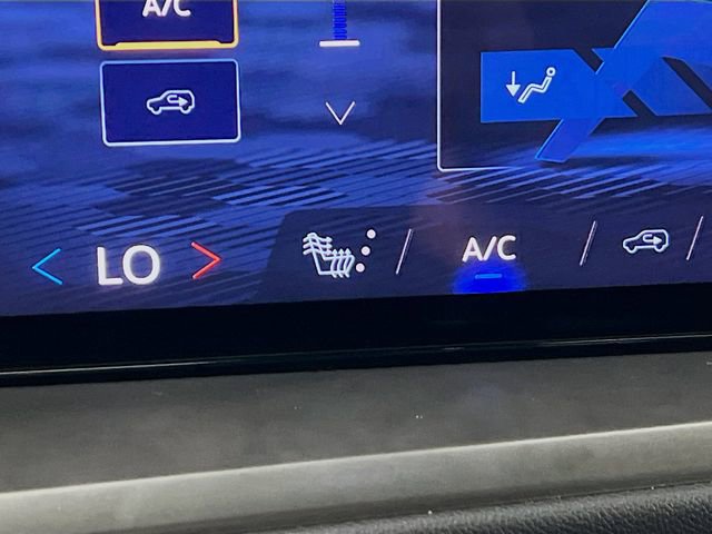 Used 2025 Chevrolet Traverse LT image 21