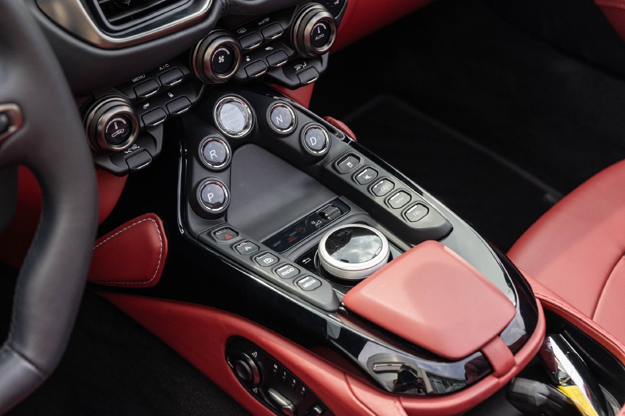 Used 2023 Aston Martin V8 Vantage Roadster RWD image 28