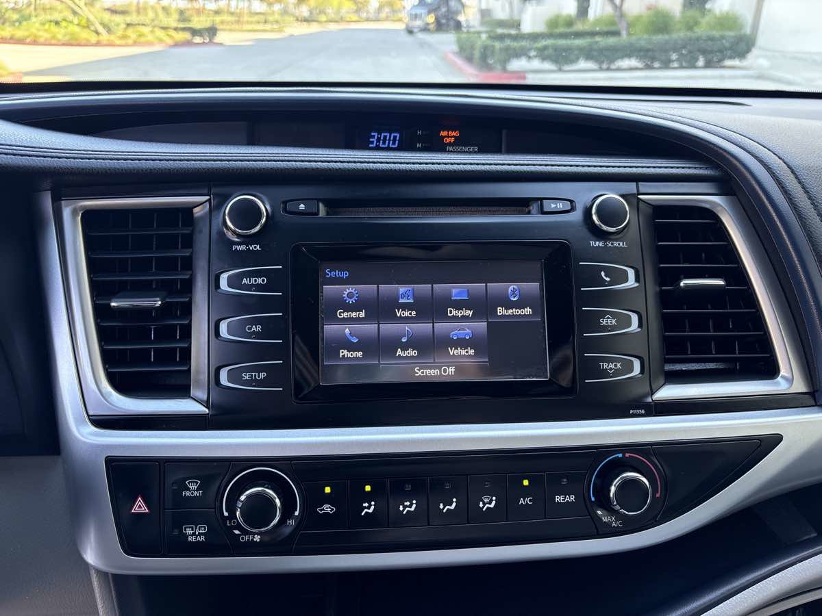 Used 2018 Toyota Highlander LE image 27