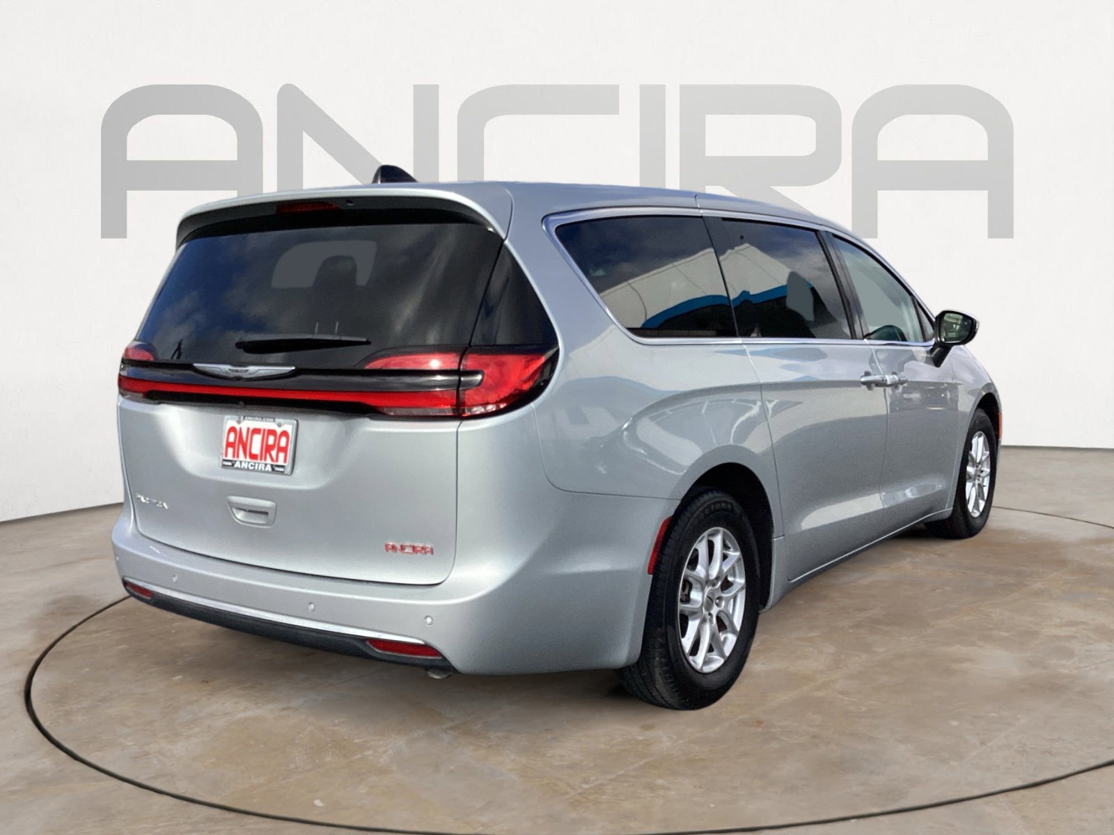 Used 2023 Chrysler Pacifica Touring-L image 14
