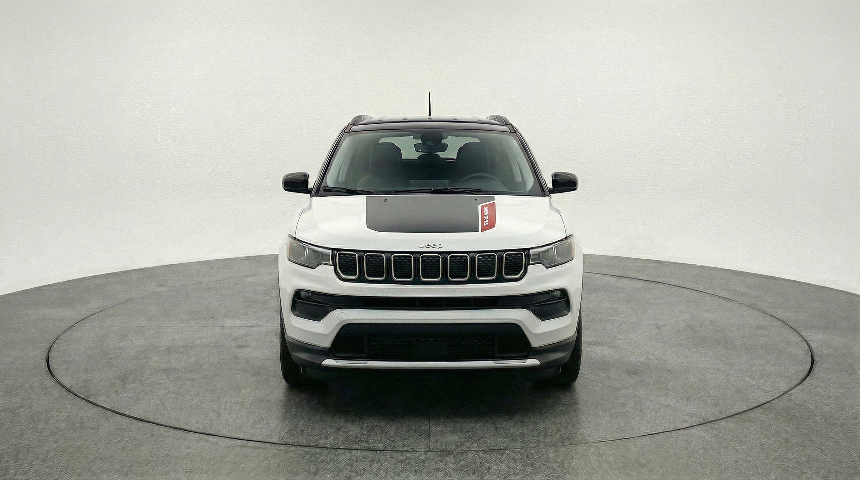 Used 2025 Jeep Compass Trailhawk AWD/4WD image 2