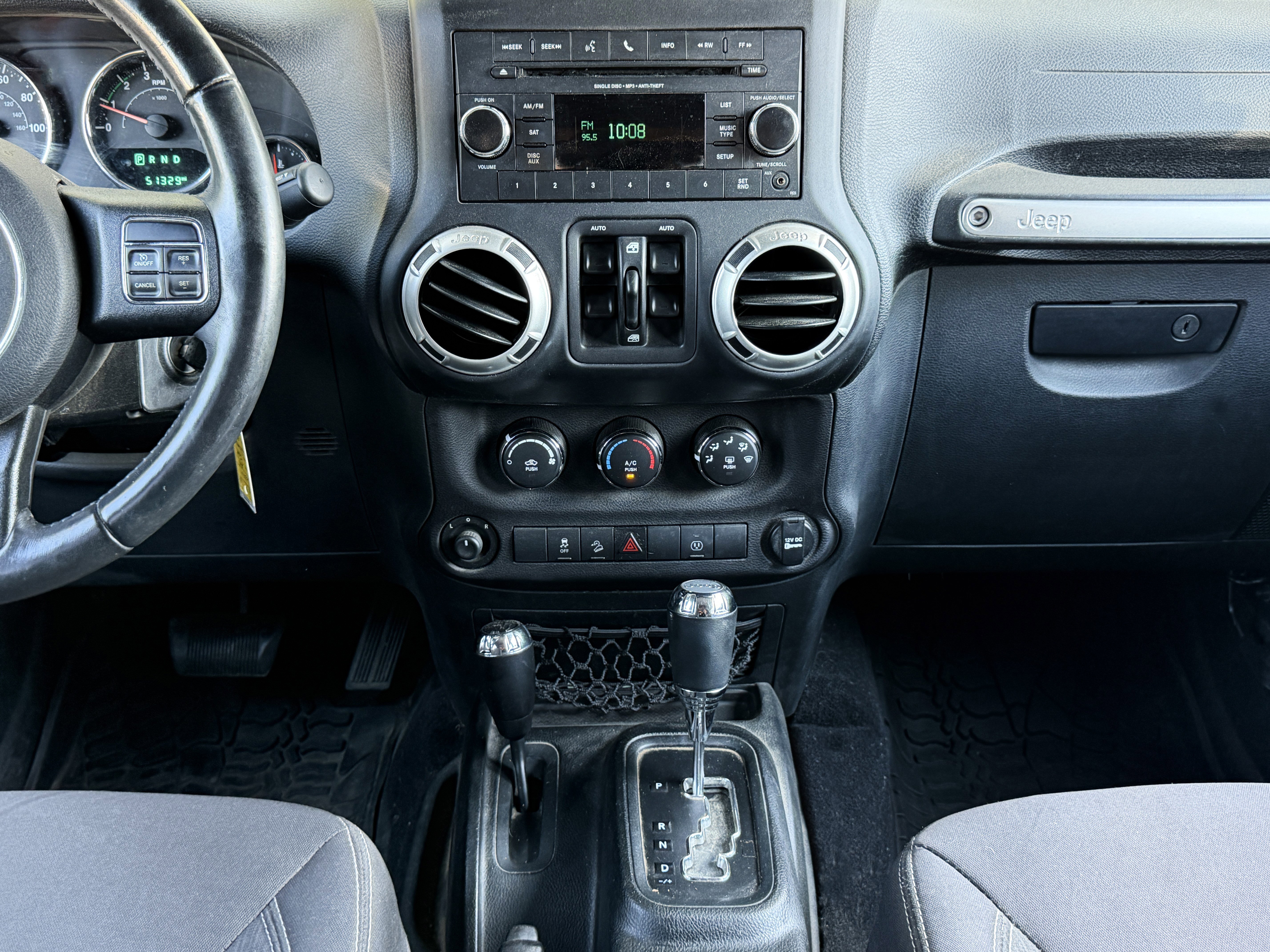 Used 2018 Jeep Wrangler Unlimited Sahara w/ Connectivity Group AWD/4WD image 6