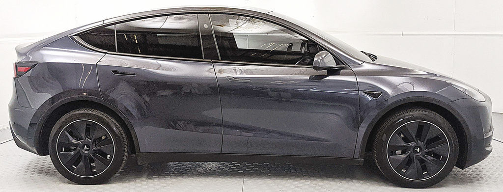 Used 2024 Tesla Model Y Long Range AWD/4WD image 2
