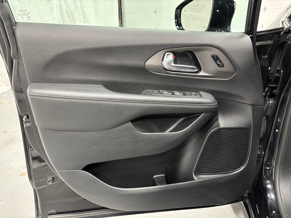 Used 2025 Chrysler Pacifica Select FWD image 8