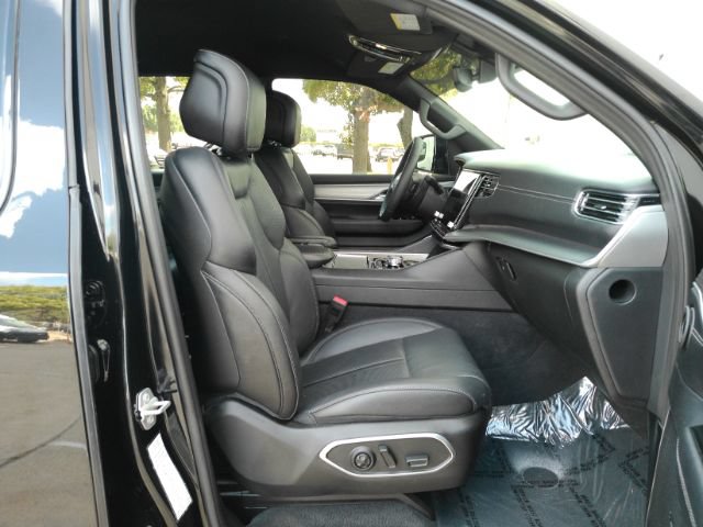 Used 2025 Jeep Wagoneer L Series II AWD/4WD image 21