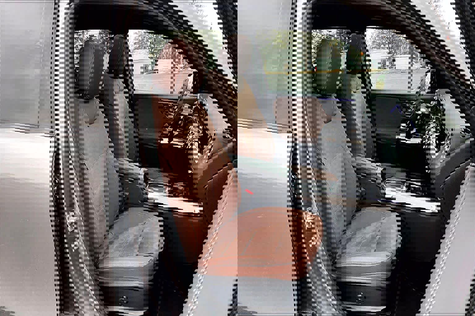 Used 2025 Mercedes-Benz GLB 250 4MATIC image 9