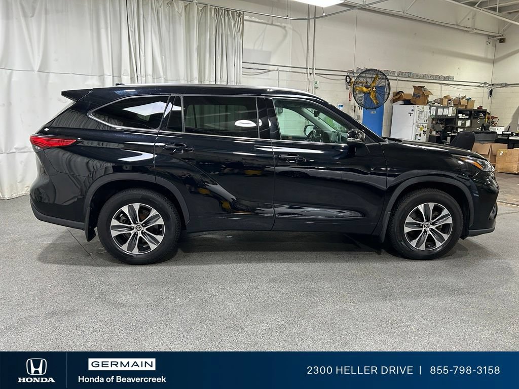 Used 2020 Toyota Highlander XLE AWD/4WD image 9