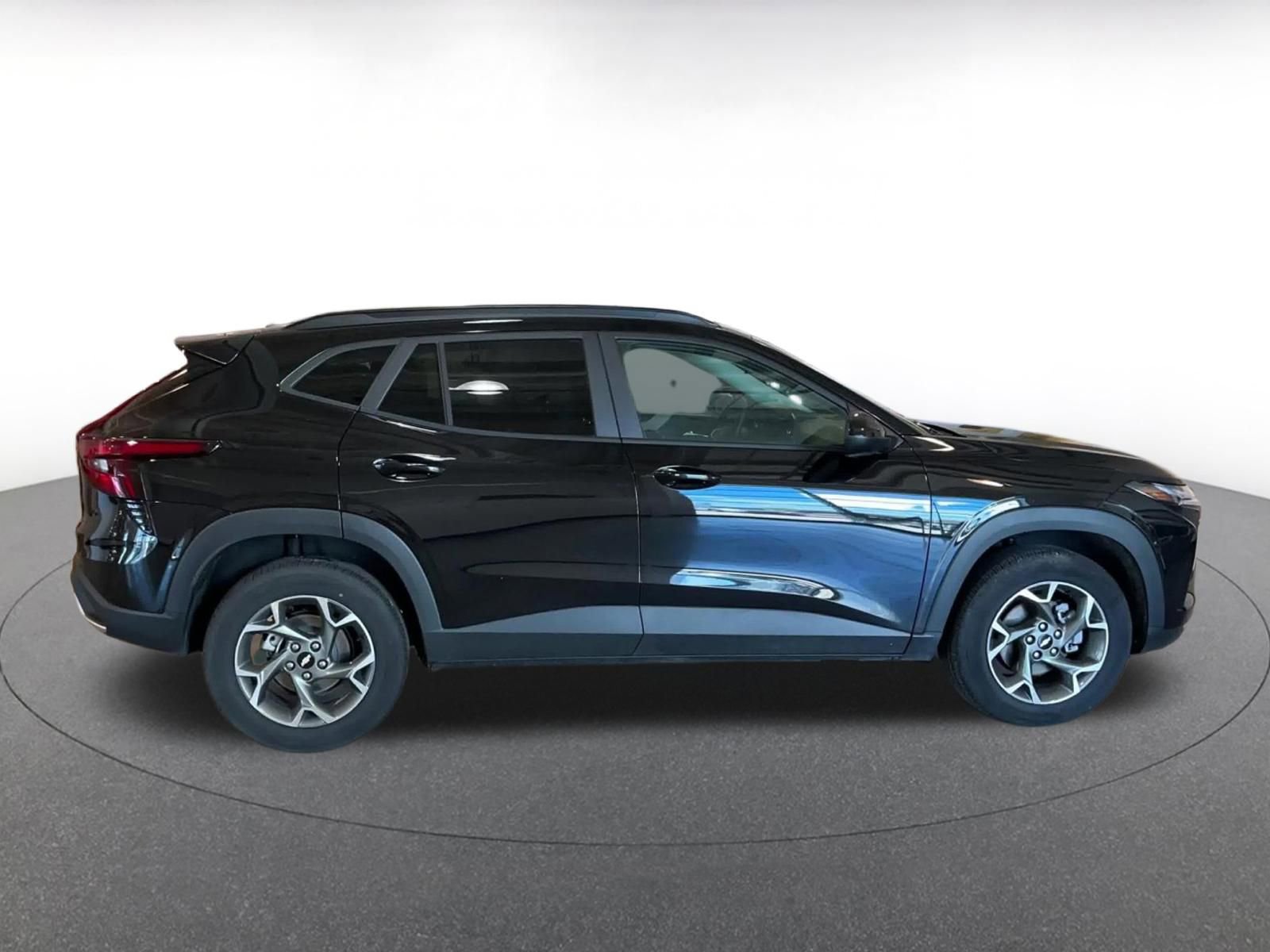 Used 2025 Chevrolet Trax LT w/ LT Convenience Package FWD image 16