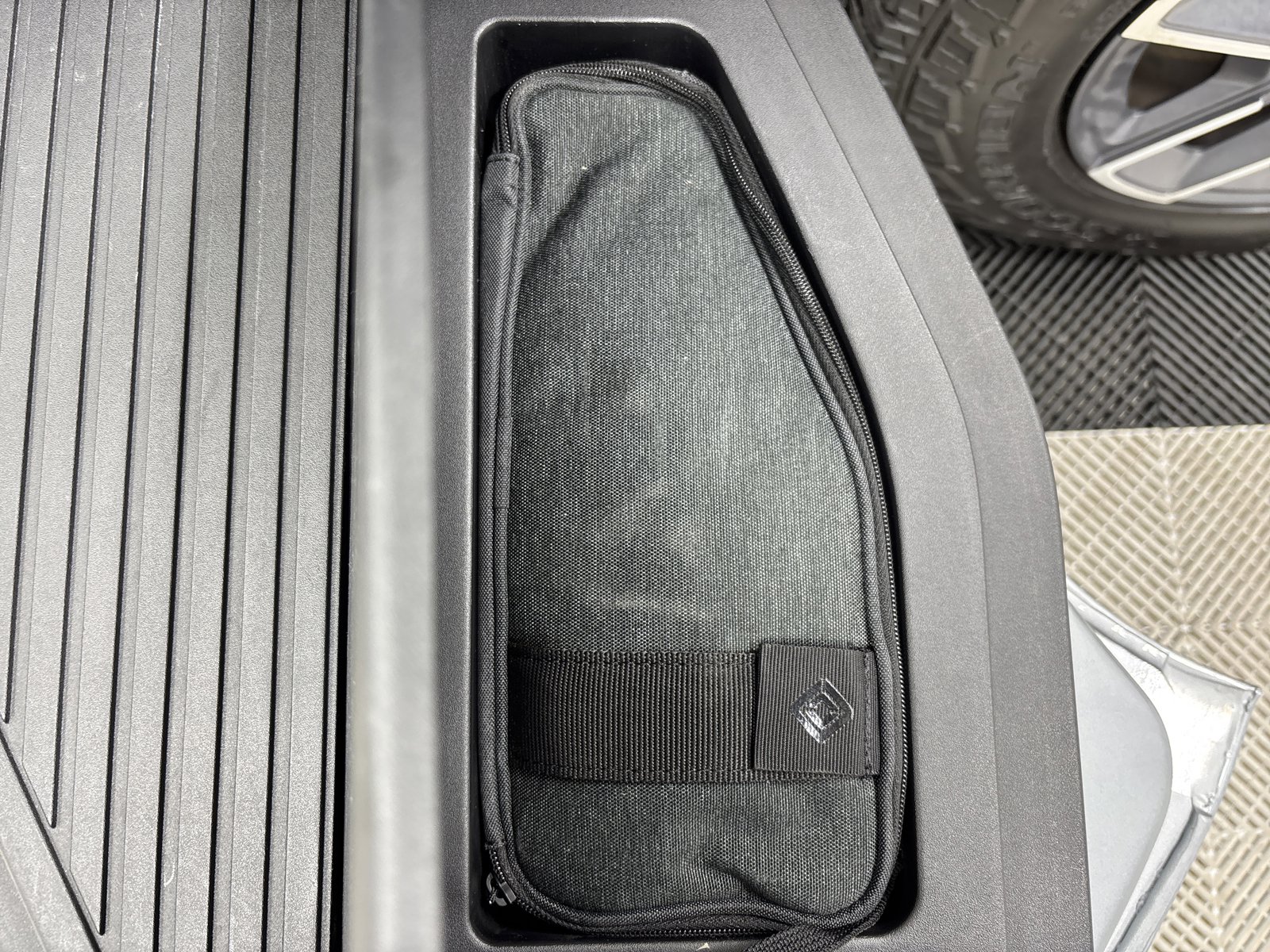 Used 2023 Rivian R1T Adventure image 32