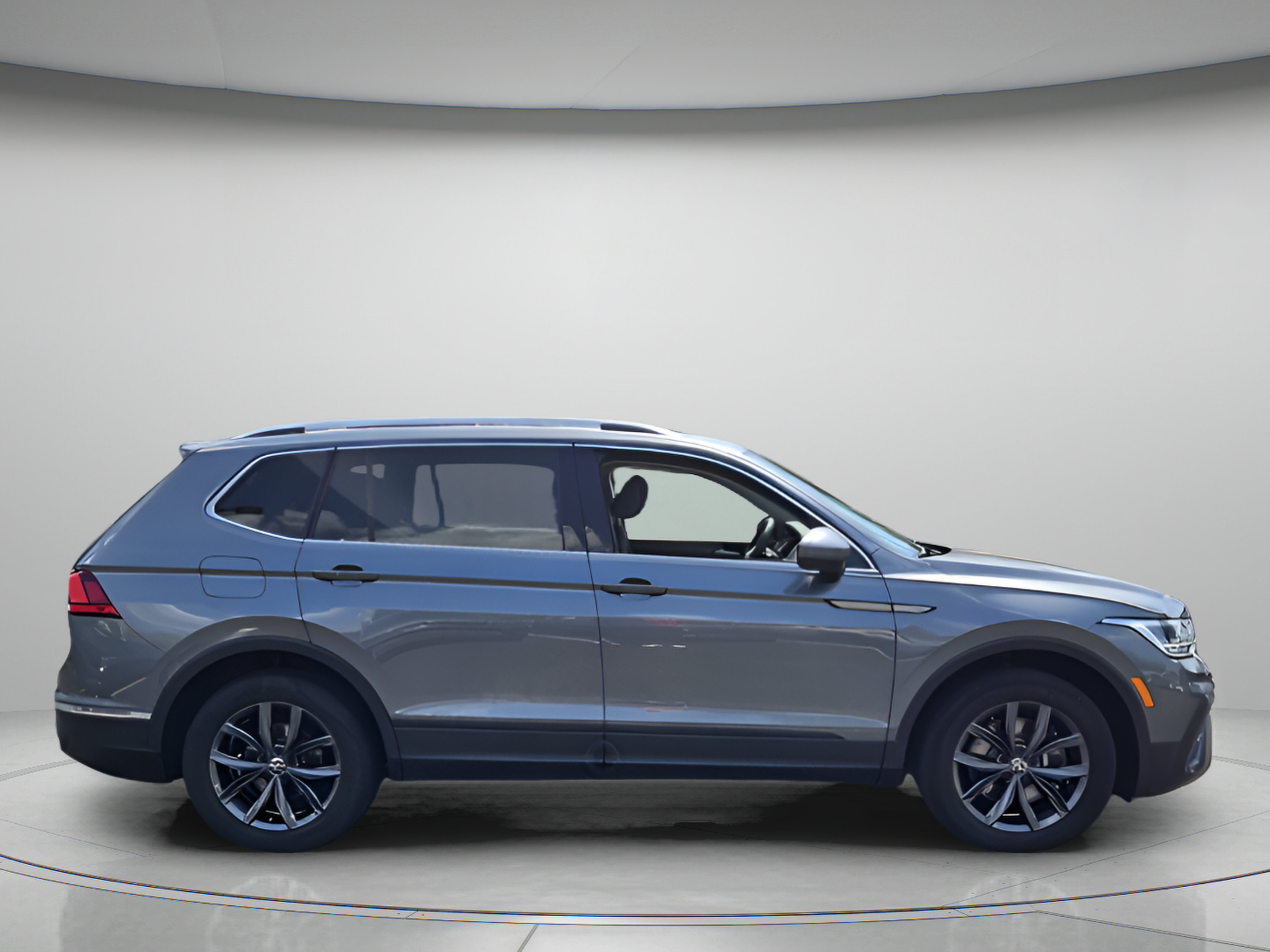 Certified 2023 Volkswagen Tiguan SE w/ Panoramic Sunroof Package FWD image 6
