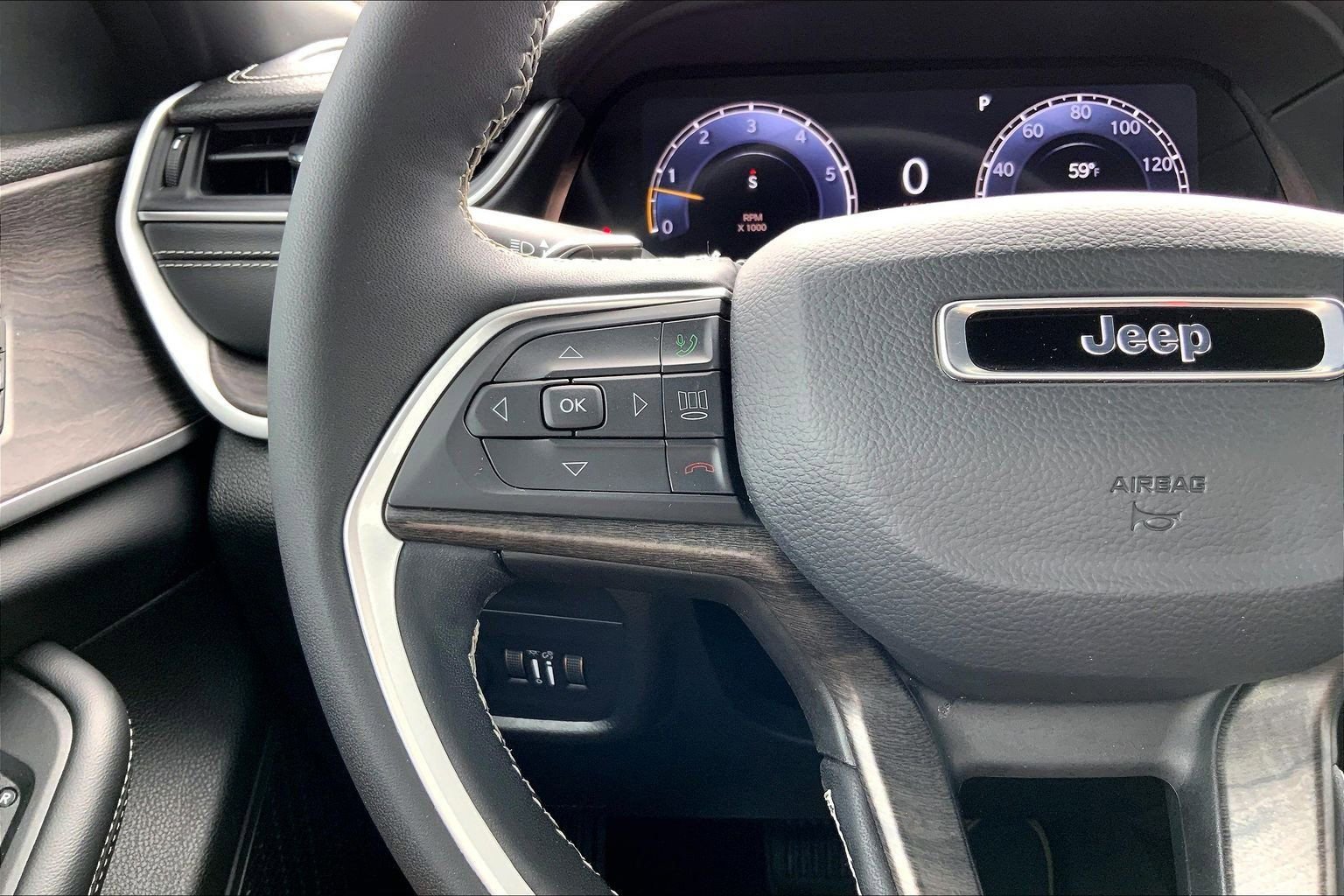 Used 2025 Jeep Grand Cherokee Limited w/ Black Appearance Package image 23