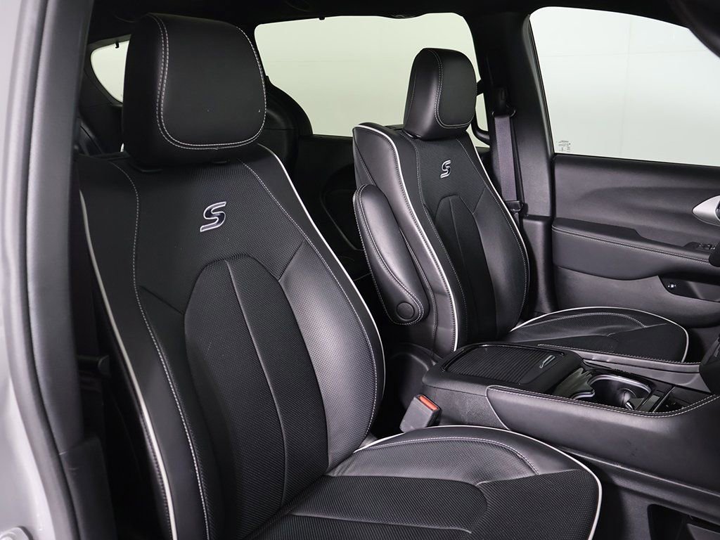 Used 2023 Chrysler Pacifica Limited w/ Uconnect Theater Family Group image 32