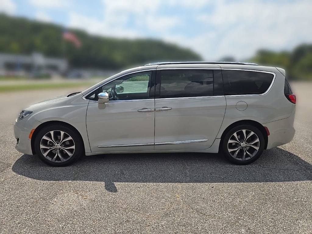 Used 2017 Chrysler Pacifica Limited FWD image 10