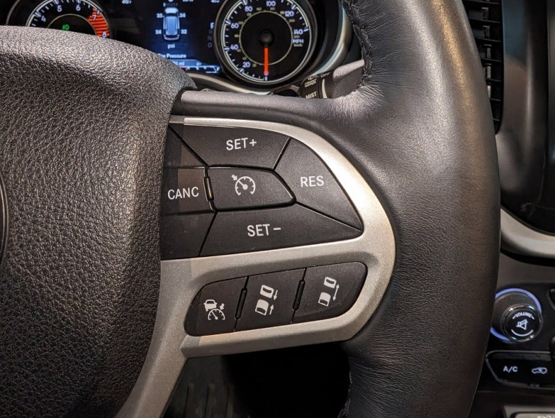 Used 2017 Jeep Cherokee Overland w/ Technology Group image 52