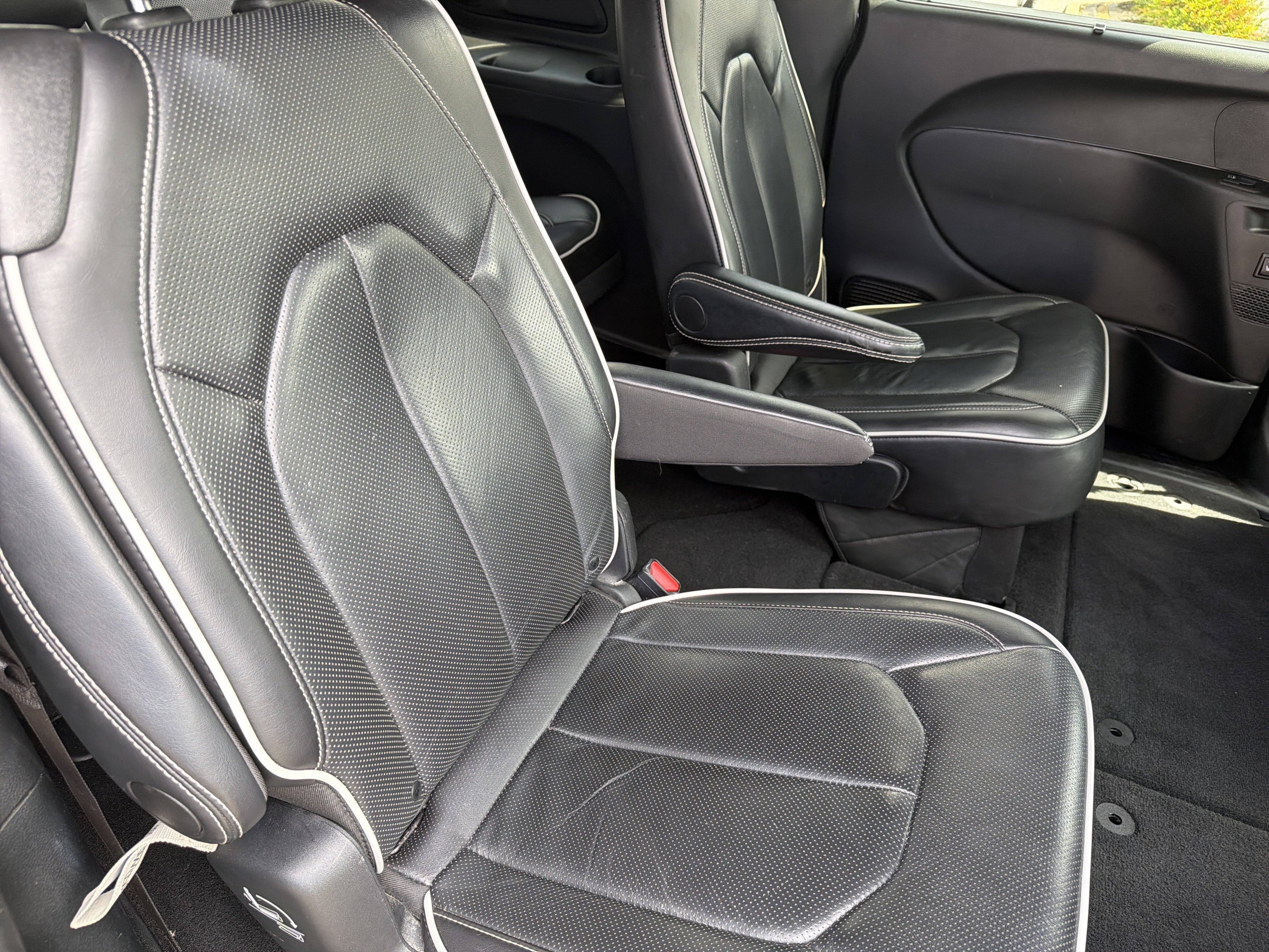 Used 2025 Chrysler Pacifica Limited FWD image 26