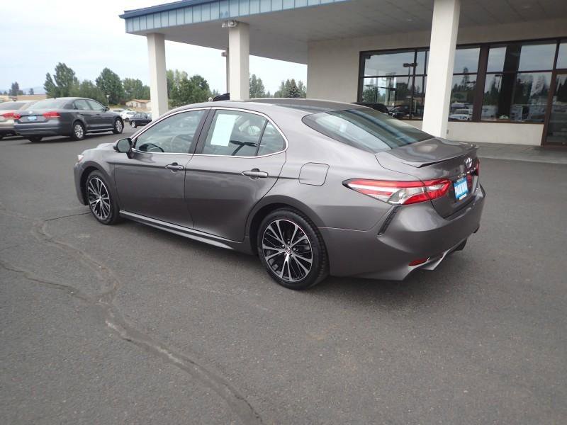 Used 2018 Toyota Camry SE w/ Moonroof Package FWD image 3